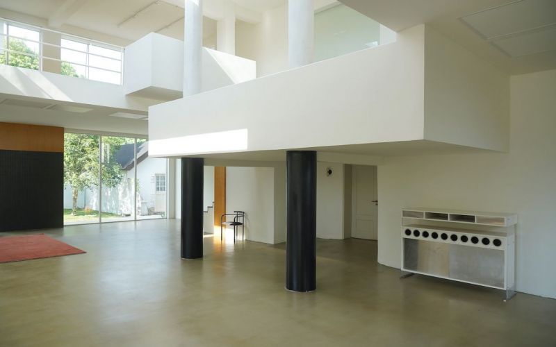 极简阳光白房子