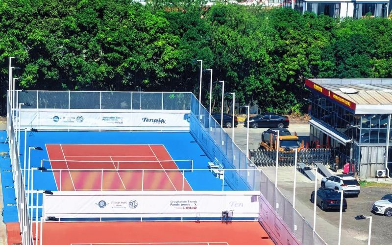 红蓝地面网球场