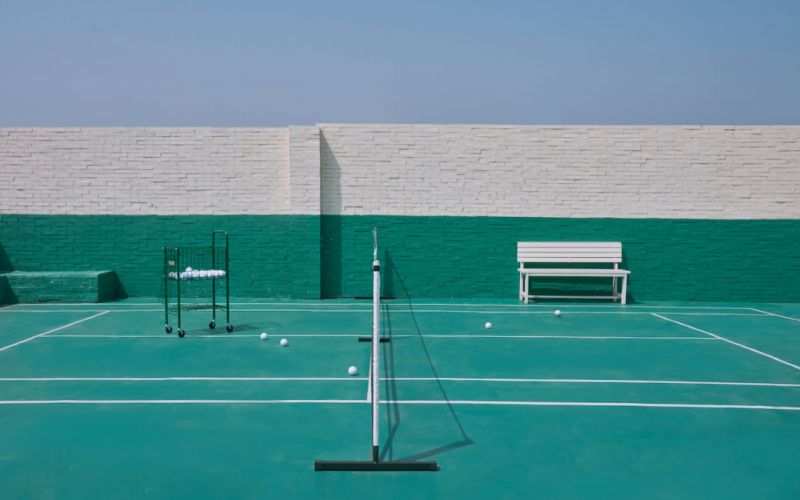 绿白屋顶网球场