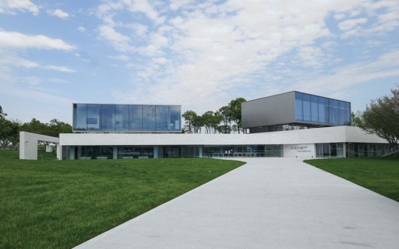 湖岸极简风玻璃筑