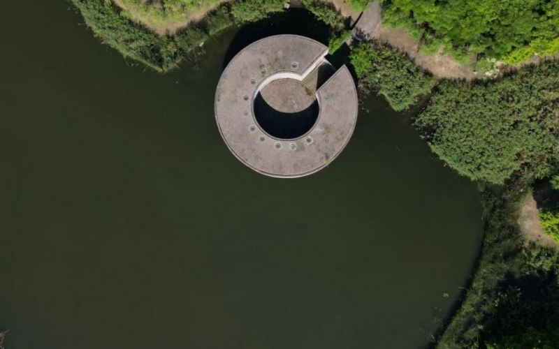 湖畔艺术画廊